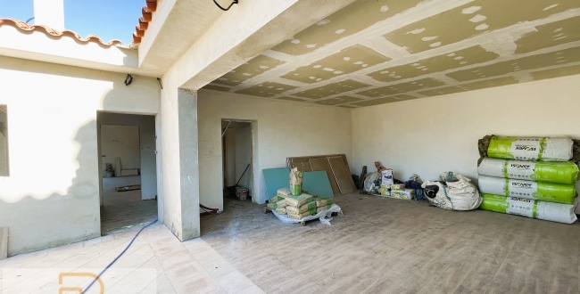 CASA D’OBRA NOVA A SILS AMB JARDÍ I PISCINA