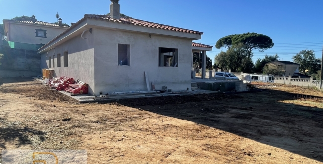 CASA D’OBRA NOVA A SILS AMB JARDÍ I PISCINA