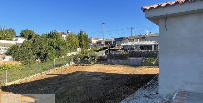 CASA D’OBRA NOVA A SILS AMB JARDÍ I PISCINA