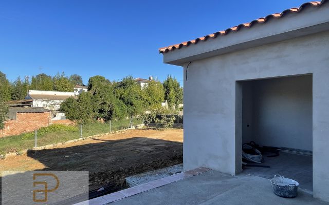 CASA D’OBRA NOVA A SILS AMB JARDÍ I PISCINA