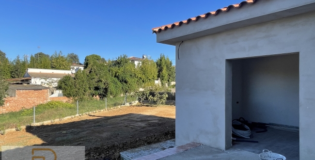 CASA D’OBRA NOVA A SILS AMB JARDÍ I PISCINA