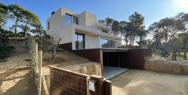 CASA UNIFAMILIAR DE DISSENY CONTEMPORANI I ELEGÀNCIA MEDITERRANEA A BEGUR