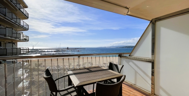 PIS REFORMAT DE 2 HABITACIONS A PRIMERA LÍNIA DE MAR - PALAMÓS