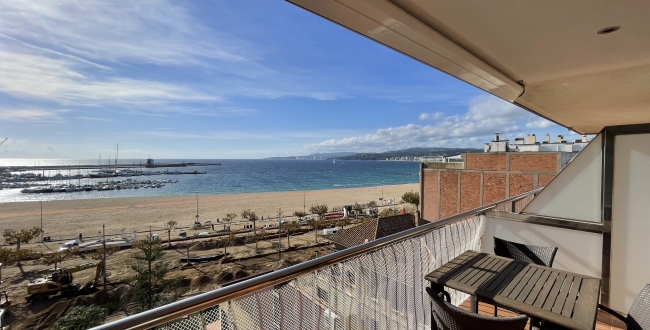 PIS REFORMAT DE 2 HABITACIONS A PRIMERA LÍNIA DE MAR - PALAMÓS