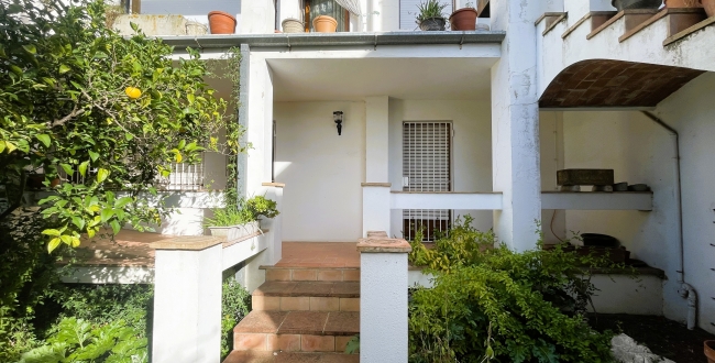 CASA ADOSSADA AMB JARDÍ AL CENTRE DE PALAFRUGELL