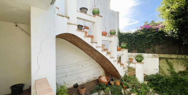 CASA ADOSSADA AMB JARDÍ AL CENTRE DE PALAFRUGELL