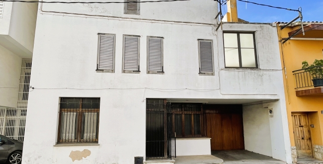 CASA ADOSSADA AMB JARDÍ AL CENTRE DE PALAFRUGELL