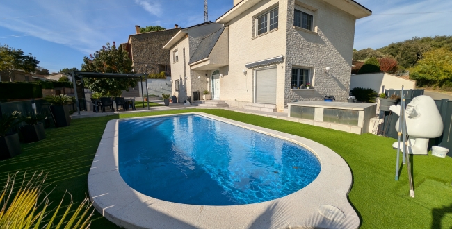 CASA UNIFAMILIAR AMB JARDÍ I PISCINA A PALAU - GIRONA