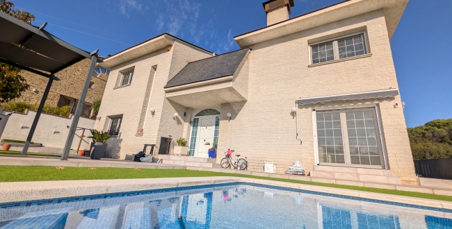 CASA UNIFAMILIAR AMB JARDÍ I PISCINA A PALAU - GIRONA