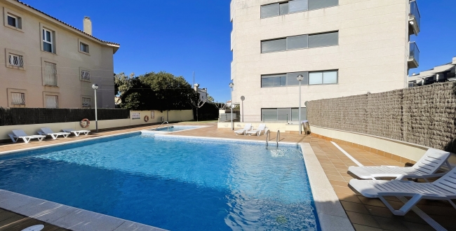 ÀTIC DE 3 HABITACIONS GRANS AMB TERRASSA, PISCINA COMUNITÀRIA, PÀRQUING I TRASTER AL COSTAT DEL PORT DE L'ESCALA