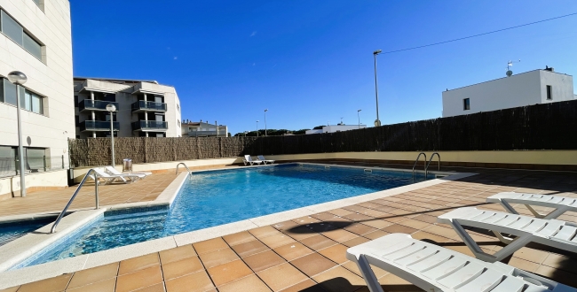 ÀTIC DE 3 HABITACIONS GRANS AMB TERRASSA, PISCINA COMUNITÀRIA, PÀRQUING I TRASTER AL COSTAT DEL PORT DE L'ESCALA