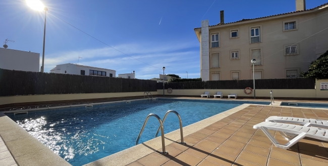 ÀTIC DE 3 HABITACIONS GRANS AMB TERRASSA, PISCINA COMUNITÀRIA, PÀRQUING I TRASTER AL COSTAT DEL PORT DE L'ESCALA
