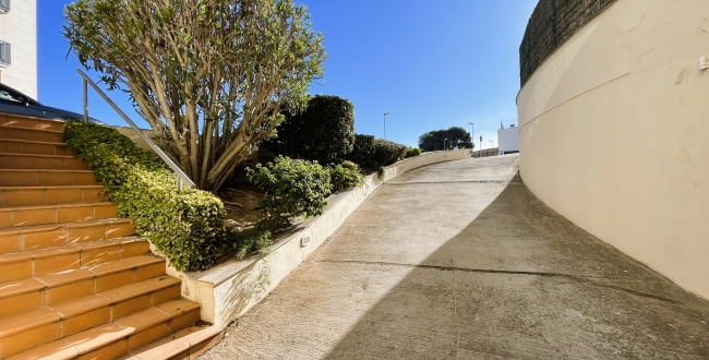 ÀTIC DE 3 HABITACIONS GRANS AMB TERRASSA, PISCINA COMUNITÀRIA, PÀRQUING I TRASTER AL COSTAT DEL PORT DE L'ESCALA