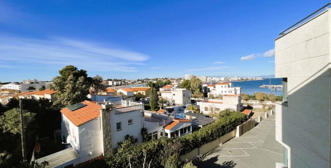ÀTIC DE 3 HABITACIONS GRANS AMB TERRASSA, PISCINA COMUNITÀRIA, PÀRQUING I TRASTER AL COSTAT DEL PORT DE L'ESCALA