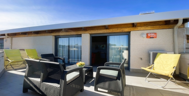 ÀTIC DE 3 HABITACIONS GRANS AMB TERRASSA, PISCINA COMUNITÀRIA, PÀRQUING I TRASTER AL COSTAT DEL PORT DE L'ESCALA