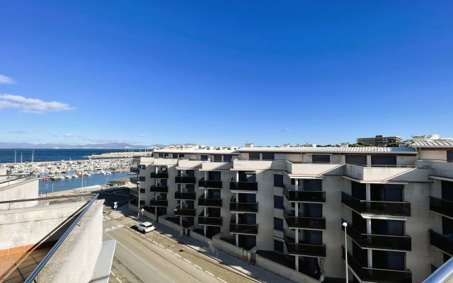 ÀTIC DE 3 HABITACIONS GRANS AMB TERRASSA, PISCINA COMUNITÀRIA, PÀRQUING I TRASTER AL COSTAT DEL PORT DE L'ESCALA