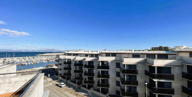 ÀTIC DE 3 HABITACIONS GRANS AMB TERRASSA, PISCINA COMUNITÀRIA, PÀRQUING I TRASTER AL COSTAT DEL PORT DE L'ESCALA