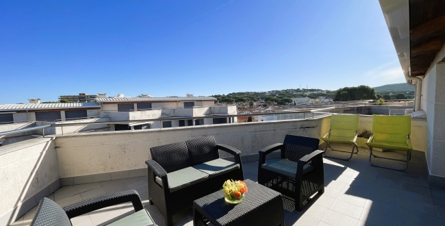 ÀTIC DE 3 HABITACIONS GRANS AMB TERRASSA, PISCINA COMUNITÀRIA, PÀRQUING I TRASTER AL COSTAT DEL PORT DE L'ESCALA