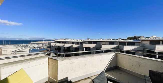 ÀTIC DE 3 HABITACIONS GRANS AMB TERRASSA, PISCINA COMUNITÀRIA, PÀRQUING I TRASTER AL COSTAT DEL PORT DE L'ESCALA