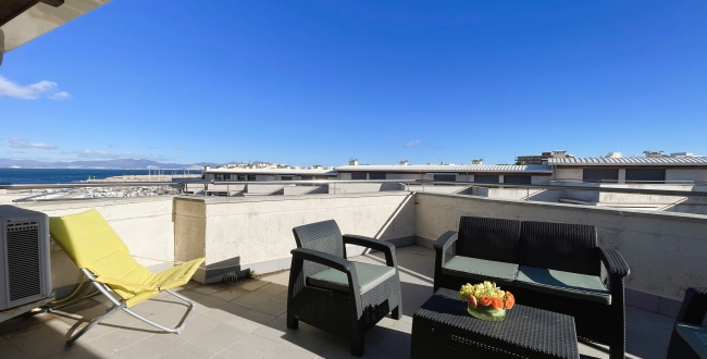 ÀTIC DE 3 HABITACIONS GRANS AMB TERRASSA, PISCINA COMUNITÀRIA, PÀRQUING I TRASTER AL COSTAT DEL PORT DE L'ESCALA