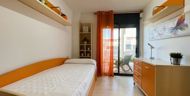 ÀTIC DE 3 HABITACIONS GRANS AMB TERRASSA, PISCINA COMUNITÀRIA, PÀRQUING I TRASTER AL COSTAT DEL PORT DE L'ESCALA