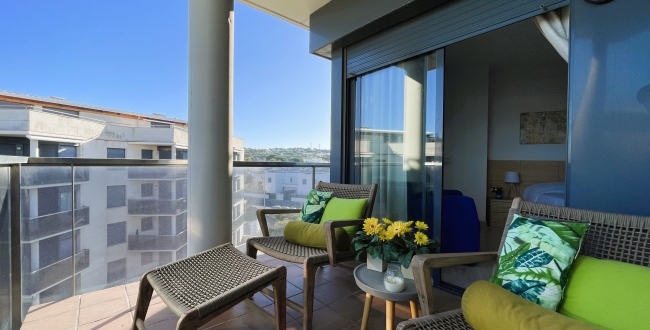 ÀTIC DE 3 HABITACIONS GRANS AMB TERRASSA, PISCINA COMUNITÀRIA, PÀRQUING I TRASTER AL COSTAT DEL PORT DE L'ESCALA