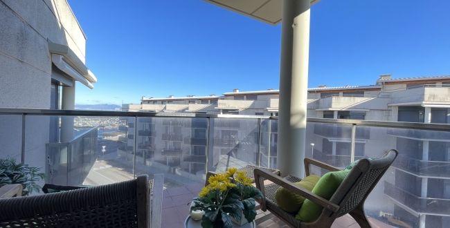 ÀTIC DE 3 HABITACIONS GRANS AMB TERRASSA, PISCINA COMUNITÀRIA, PÀRQUING I TRASTER AL COSTAT DEL PORT DE L'ESCALA