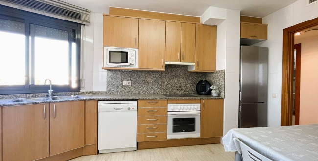 ÀTIC DE 3 HABITACIONS GRANS AMB TERRASSA, PISCINA COMUNITÀRIA, PÀRQUING I TRASTER AL COSTAT DEL PORT DE L'ESCALA