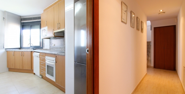 ÀTIC DE 3 HABITACIONS GRANS AMB TERRASSA, PISCINA COMUNITÀRIA, PÀRQUING I TRASTER AL COSTAT DEL PORT DE L'ESCALA