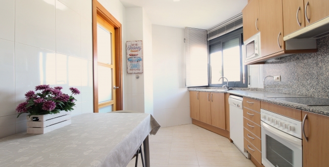 ÀTIC DE 3 HABITACIONS GRANS AMB TERRASSA, PISCINA COMUNITÀRIA, PÀRQUING I TRASTER AL COSTAT DEL PORT DE L'ESCALA