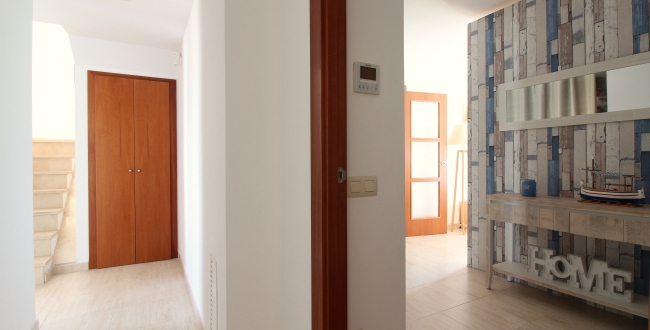 ÀTIC DE 3 HABITACIONS GRANS AMB TERRASSA, PISCINA COMUNITÀRIA, PÀRQUING I TRASTER AL COSTAT DEL PORT DE L'ESCALA