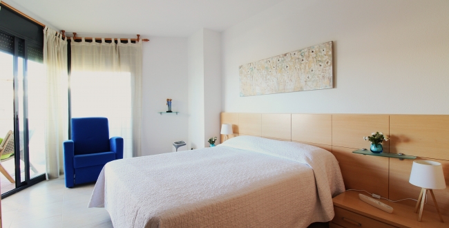 ÀTIC DE 3 HABITACIONS GRANS AMB TERRASSA, PISCINA COMUNITÀRIA, PÀRQUING I TRASTER AL COSTAT DEL PORT DE L'ESCALA