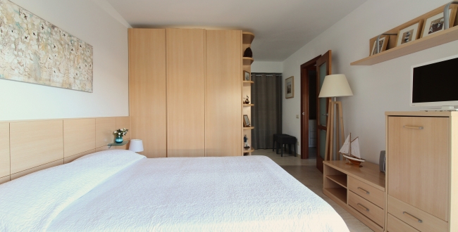 ÀTIC DE 3 HABITACIONS GRANS AMB TERRASSA, PISCINA COMUNITÀRIA, PÀRQUING I TRASTER AL COSTAT DEL PORT DE L'ESCALA