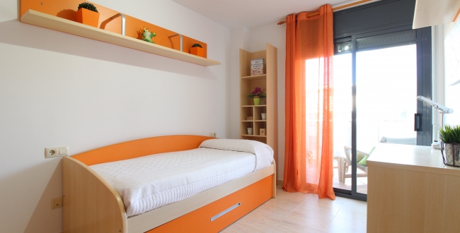 ÀTIC DE 3 HABITACIONS GRANS AMB TERRASSA, PISCINA COMUNITÀRIA, PÀRQUING I TRASTER AL COSTAT DEL PORT DE L'ESCALA