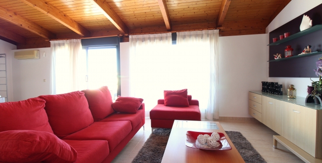 ÀTIC DE 3 HABITACIONS GRANS AMB TERRASSA, PISCINA COMUNITÀRIA, PÀRQUING I TRASTER AL COSTAT DEL PORT DE L'ESCALA