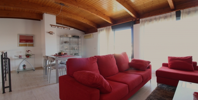 ÀTIC DE 3 HABITACIONS GRANS AMB TERRASSA, PISCINA COMUNITÀRIA, PÀRQUING I TRASTER AL COSTAT DEL PORT DE L'ESCALA