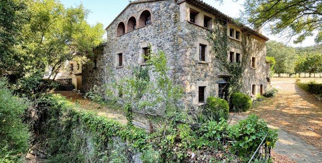 EDIFICI ANTIC MOLÍ AMB HABITATGE I NEGOCI DE RESTAURACIÓ A CALDES DE MALAVELLA 