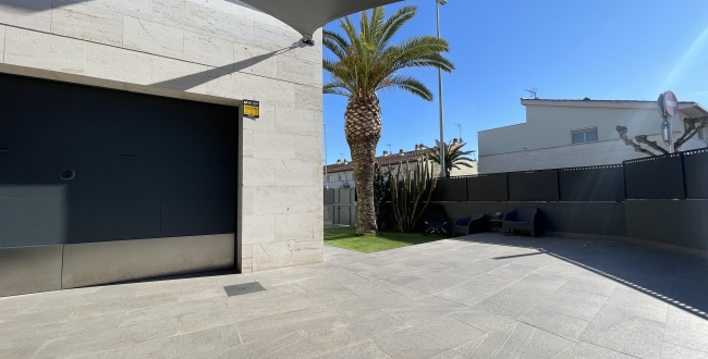 CASA APARELLADA CANTONERA DE LUXE AMB JARDÍ I PISCINA A VILABLAREIX