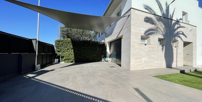 CASA APARELLADA CANTONERA DE LUXE AMB JARDÍ I PISCINA A VILABLAREIX