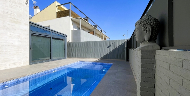 CASA APARELLADA CANTONERA DE LUXE AMB JARDÍ I PISCINA A VILABLAREIX