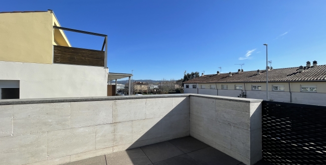 CASA APARELLADA CANTONERA DE LUXE AMB JARDÍ I PISCINA A VILABLAREIX