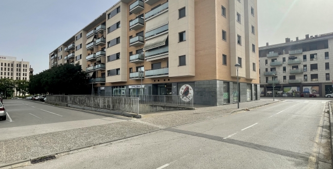 PLACE DE STATIONNEMENT POUR VOITURE MOYENNE DANS L'EIXAMPLE, AU SUD DE GÉRONE