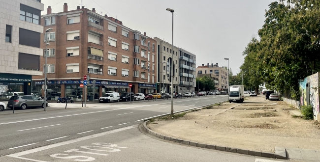 PLACE DE STATIONNEMENT POUR VOITURE MOYENNE DANS L'EIXAMPLE, AU SUD DE GÉRONE