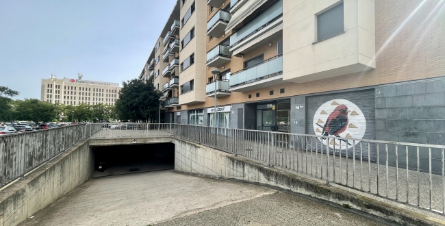 PLACE DE STATIONNEMENT POUR VOITURE MOYENNE DANS L'EIXAMPLE, AU SUD DE GÉRONE
