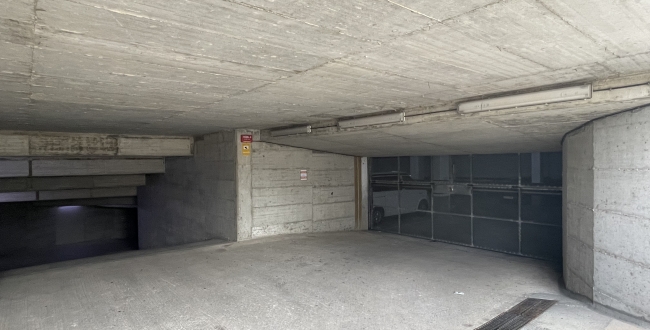 PLACE DE STATIONNEMENT POUR VOITURE MOYENNE DANS L'EIXAMPLE, AU SUD DE GÉRONE