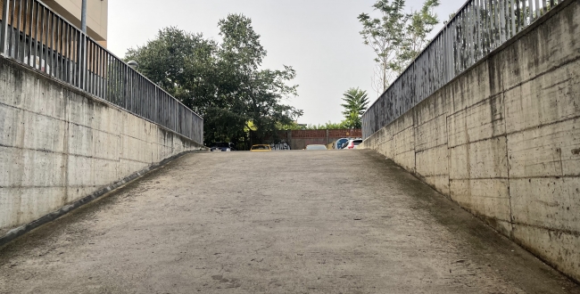 PLACE DE STATIONNEMENT POUR VOITURE MOYENNE DANS L'EIXAMPLE, AU SUD DE GÉRONE