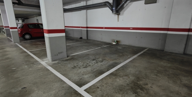 PLACE DE STATIONNEMENT POUR VOITURE MOYENNE DANS L'EIXAMPLE, AU SUD DE GÉRONE