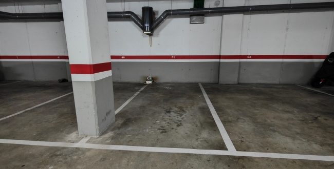 PLACE DE STATIONNEMENT POUR VOITURE MOYENNE DANS L'EIXAMPLE, AU SUD DE GÉRONE