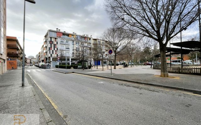 LOCAL COMERCIAL POLIVALENT A L'EIXAMPLE SUD - DAVANT DE PARC I ZONA ESCOLAR 