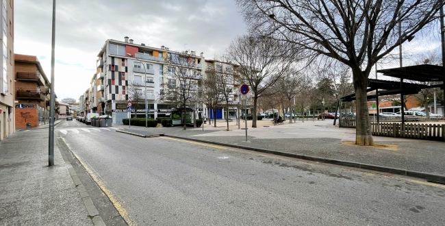 LOCAL COMERCIAL POLIVALENT A L'EIXAMPLE SUD - DAVANT DE PARC I ZONA ESCOLAR 